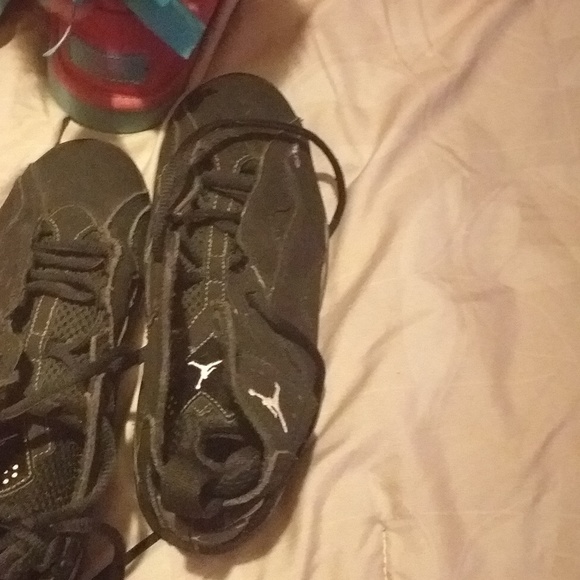 Sneakers and a pair of ugz - Picture 4 of 6